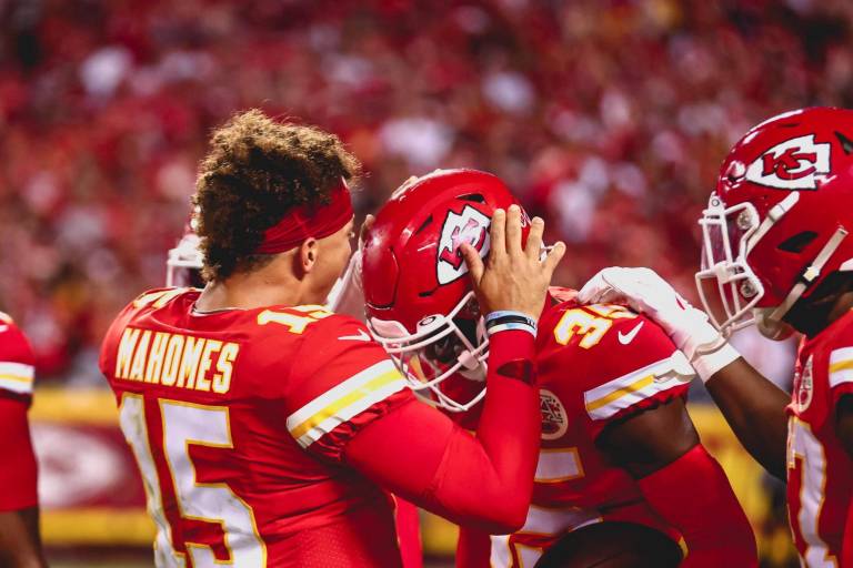 Kansas City Chiefs gana ante Chargers primer juego en casa