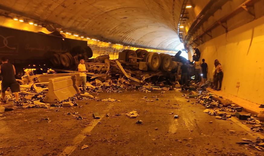 $!Vuelca tractocamión en túnel de la Mazatlán-Durango y muere chofer; accidente provoca el cierre de la supercarretera