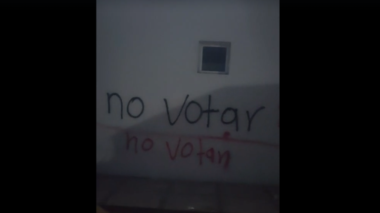En el video aparecen las pintas donde piden no votar.
