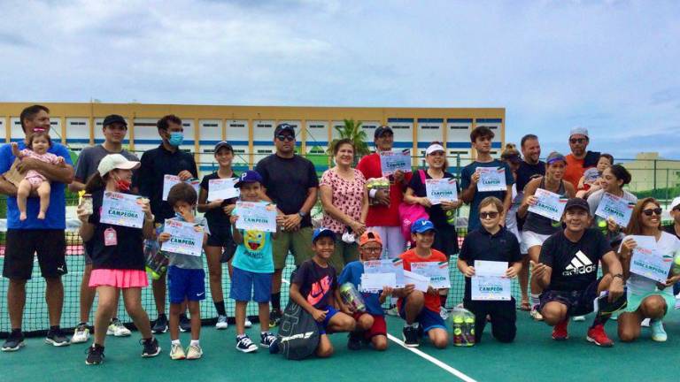 Los campeones y finalistas del Torneo de Tenis Patrio Britania 2021 se tomaron la fotografía del recuerdo.