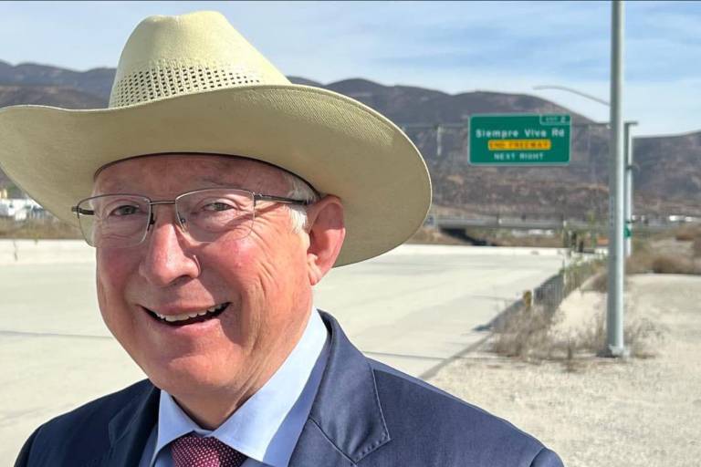 Ken Salazar dice que mexicanos migran a EU por inseguridad
