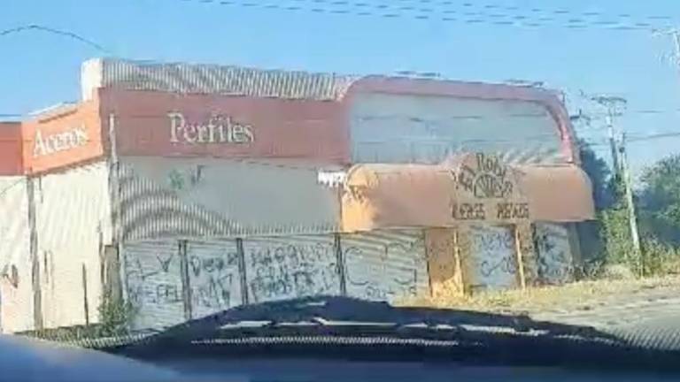 Elefante Blanco recibió videos que muestran las casas abandonadas y los negocios pintados con mensajes de los grupos criminales.