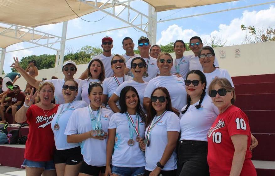 $!Mazatlecos vuelven a subir al podio, en Nacional Máster de Natación