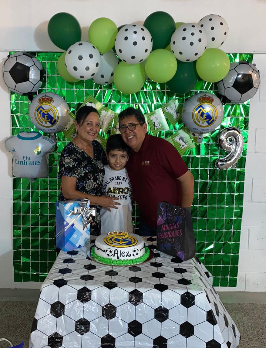 $!El cumpleañero entre sus abuelitos, María de Jesús Pacheco y Gaspar Hernández.