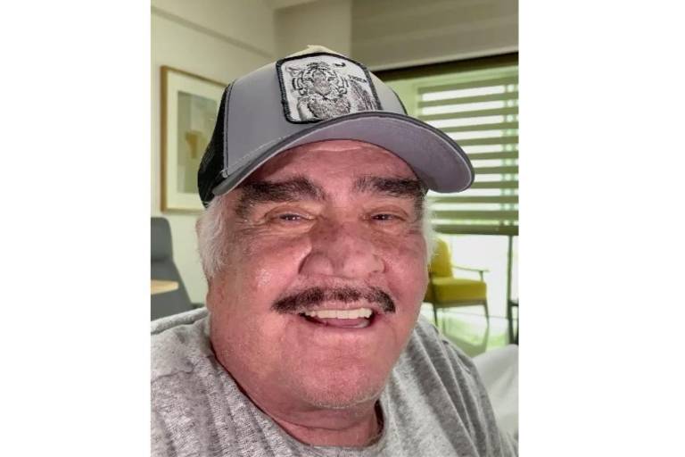 Vicente Fernández reaparece tras horas de incertidumbre: ‘Dejen de preocuparse’, dice.