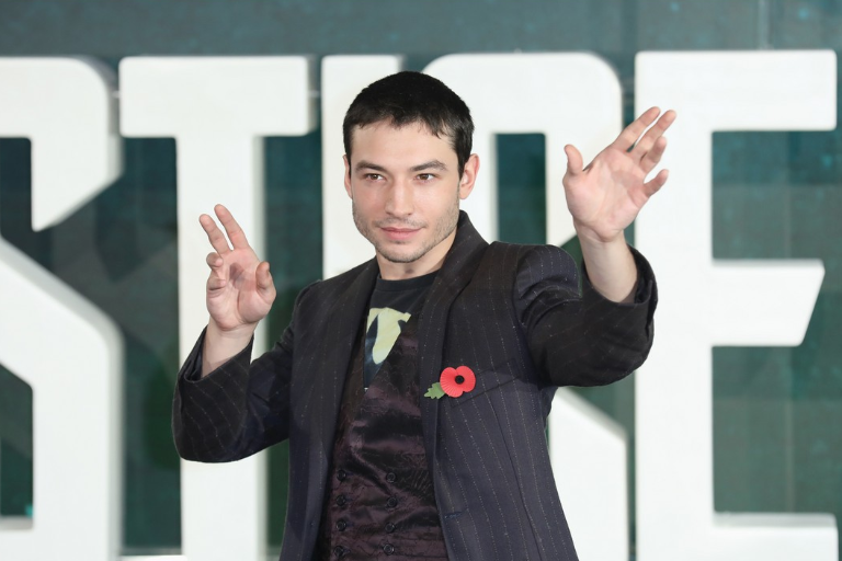 Retira pareja orden de restricción contra el actor Ezra Miller