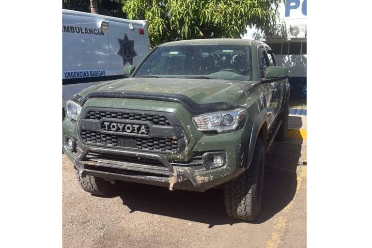 Aseguran camioneta originaria de EU con arsenal y una motocicleta robada en Culiacán