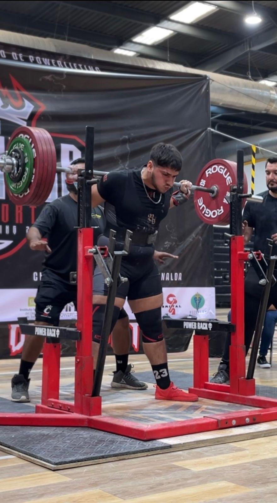 $!Felicita director del Imdec a Jorge Beltrán, ganador de dos medallas de oro en Selectivo Regional de Powerlifting