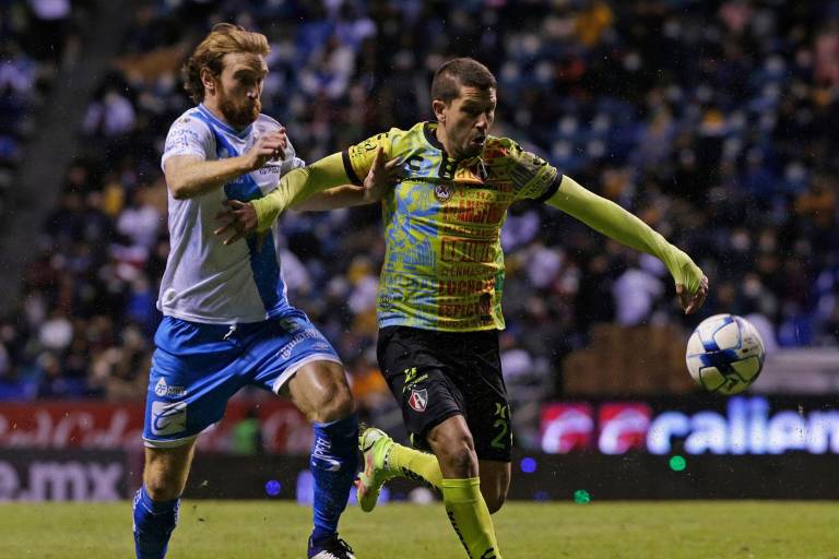 Puebla rescata agónico empate ante Atlas con chilena de Martínez