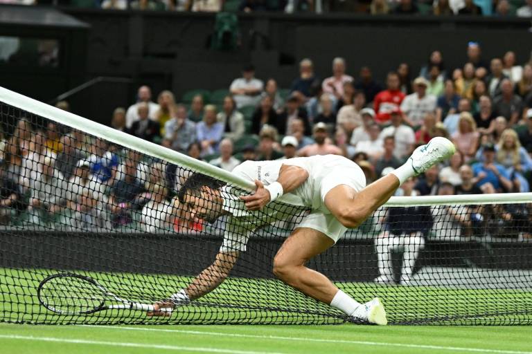 Djokovic y Hurkacz volverán el lunes a la cancha luego de dos sets disputados