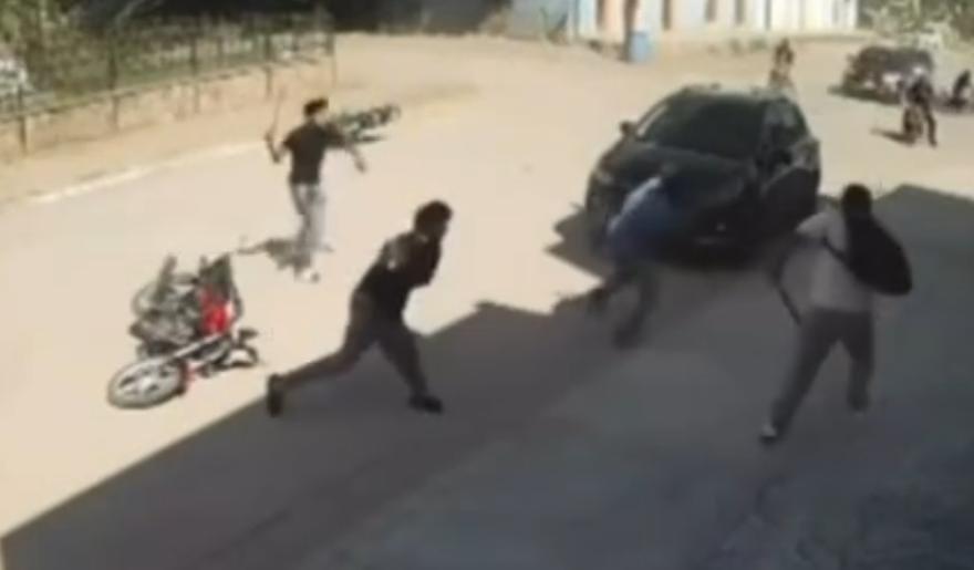 $!Riña a machetazos en San Miguel Zapotitlán deja como saldo a 2 jóvenes detenidos y 5 motos aseguradas