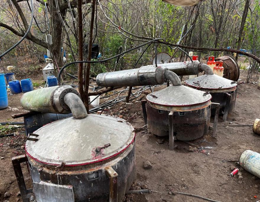 $!Ejército desmantela laboratorio clandestino y nueve centros de insumos en Sinaloa; aseguran toneladas de químicos