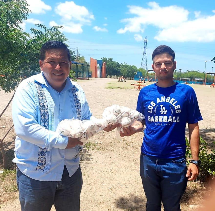 $!Donan material deportivo a Liga de Beisbol Juvenil Imdem Zona Rural
