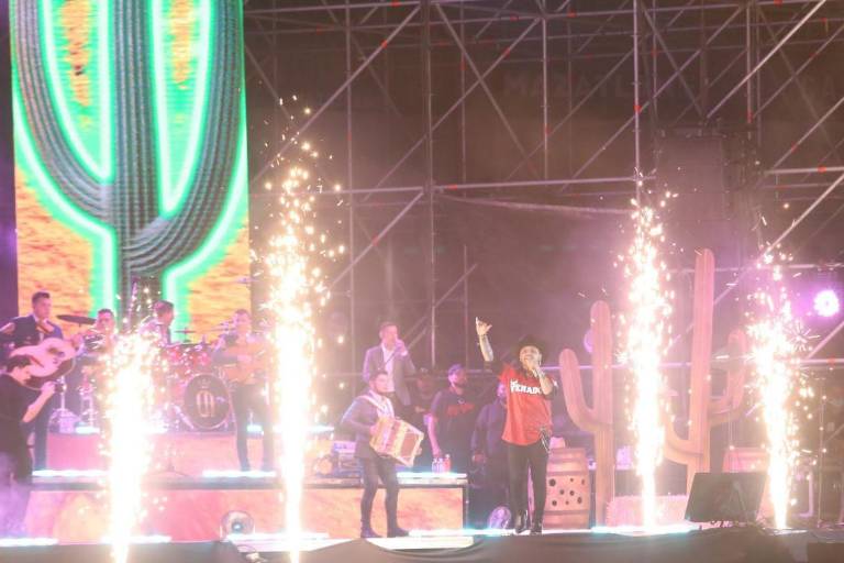 Canta Christian Nodal por primera vez en Mazatlán