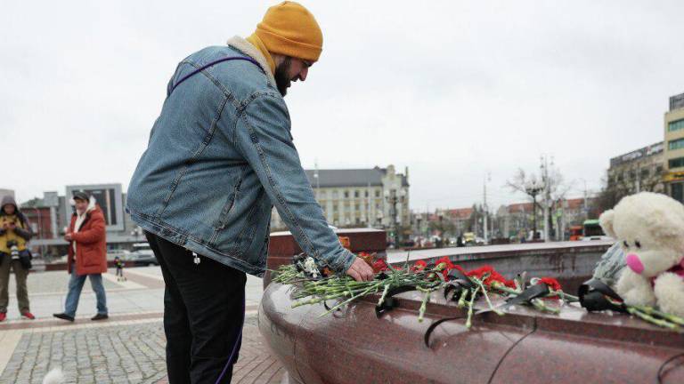 Ciudadanos rusos acuden a dejar ofrendas florales a la zona del Crocus City Hall, una sala de conciertos en los alrededores de Moscú