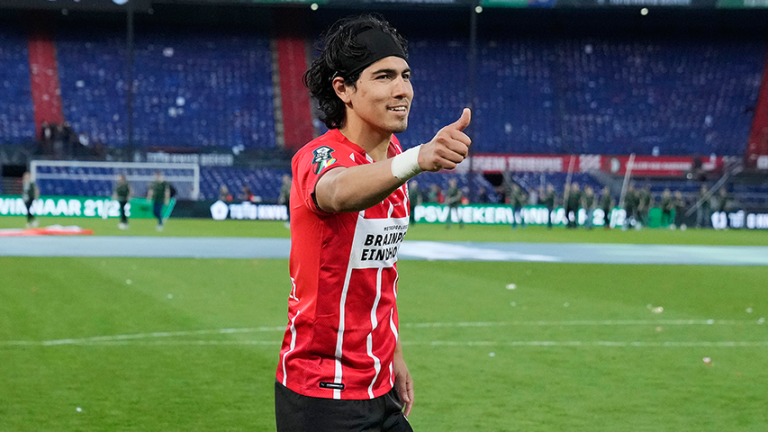La afición del PSV reconoció a Guti su buena labor.