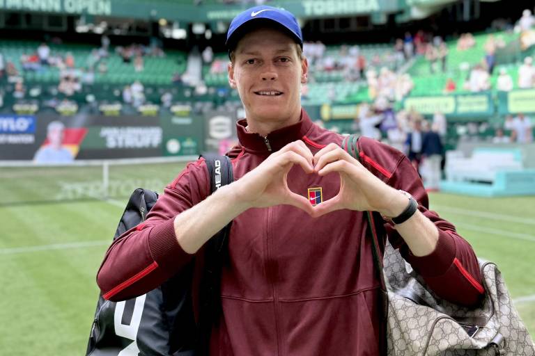 Sinner olvida la derrota en Roland Garros y comienza con buen pie en la hierba de Halle