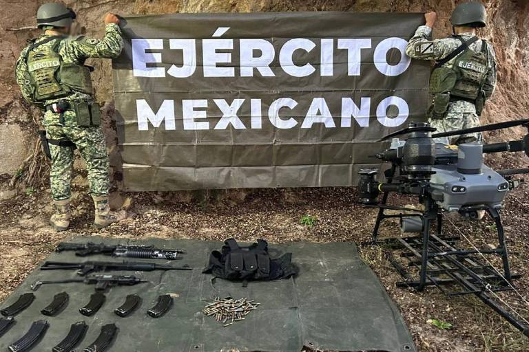 Elementos del Ejército Mexicano aseguraron un dron industrial, armas, cargadores y cartuchos durante un operativo.