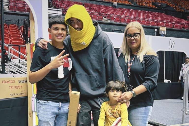 Bad Bunny lleva alegría a más de 25 mil niños en Puerto Rico