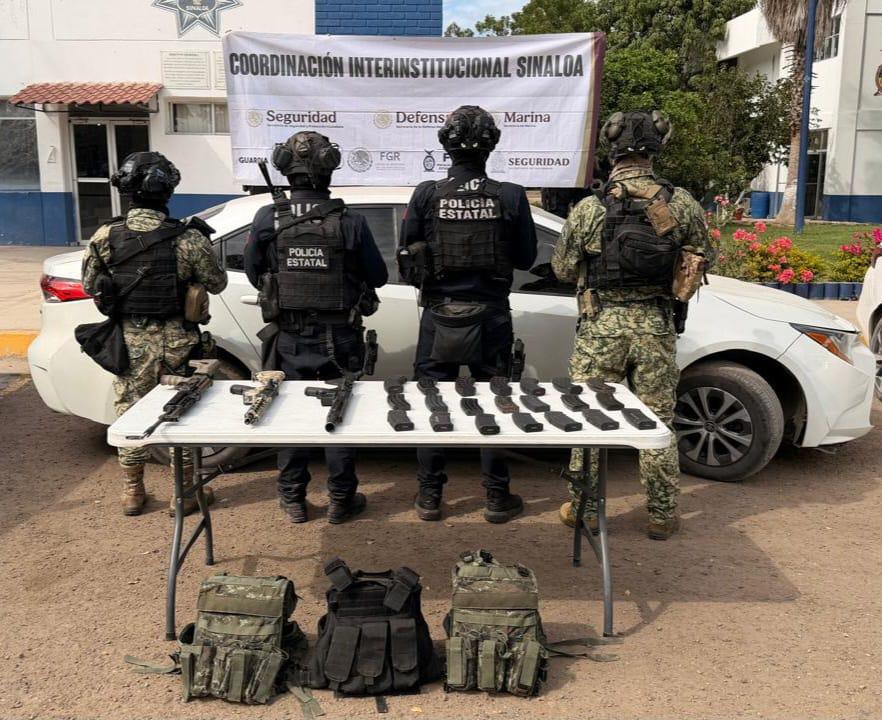 $!Aseguran 3 vehículos, armas y equipo táctico abandonado en Aguaruto, Culiacán