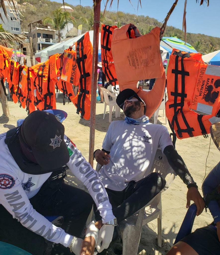 $!Rescatan a bañista en Playa Brujas y atienden a heridos por mantarrayas