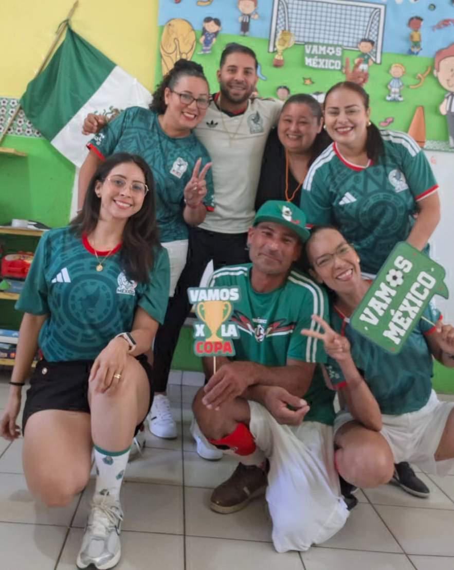 $!Los profesores del Jardín de Niños Leonor López Orellana desde temprano portaban la casaca de la Selección Nacional.