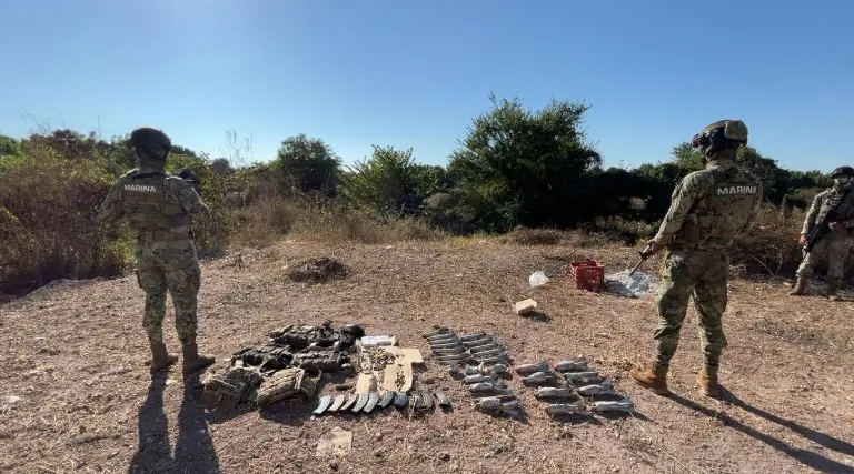 Elementos de la Secretaría de Marina aseguraron armas y explosivos tras enfrentamientos en Escuinapa.