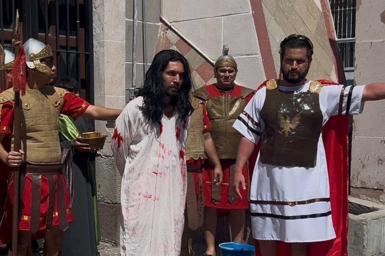 Catedral de Mazatlán congrega a fieles y turistas en solemne Viacrucis.