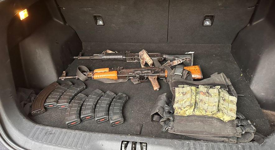 $!Fuerzas federales detienen a dos en El Salado, Culiacán, y aseguran armas y vehículo robado