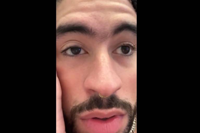 Bad Bunny le destruye el celular a una fan; se defiende en redes