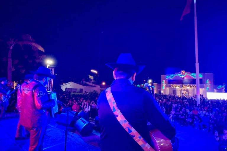 En espectáculo del Grito de Independencia de Badiraguato, grupo interpreta corridos sobre ‘El Chapo’ Guzmán
