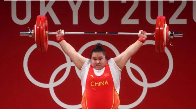 Li Wenwen se mostró impresionante en el levantamiento de pesas.