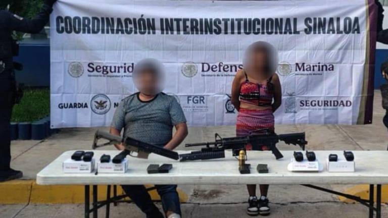 Elementos del GOES detuvieron a dos personas con fusiles, granada y radios en operativo en Villa Juárez, Navolato.