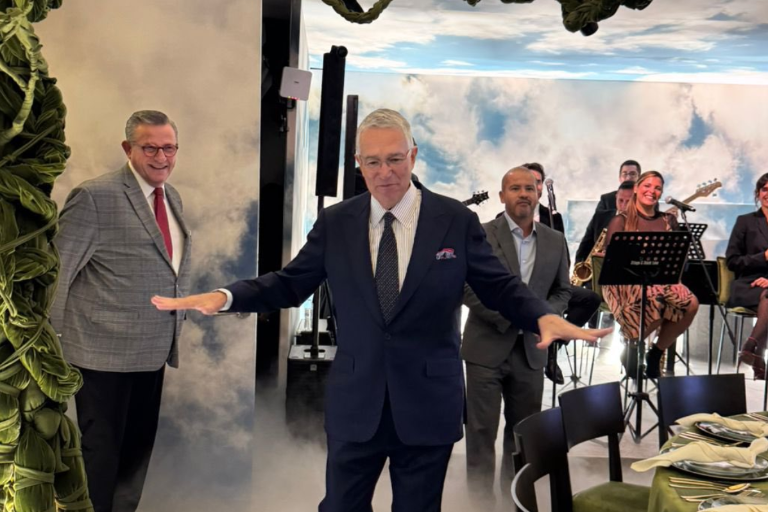 Después de que Salinas Pliego perdió 5,500 millones de dólares, Elektra acusa a CNBV y a gestor de fondos