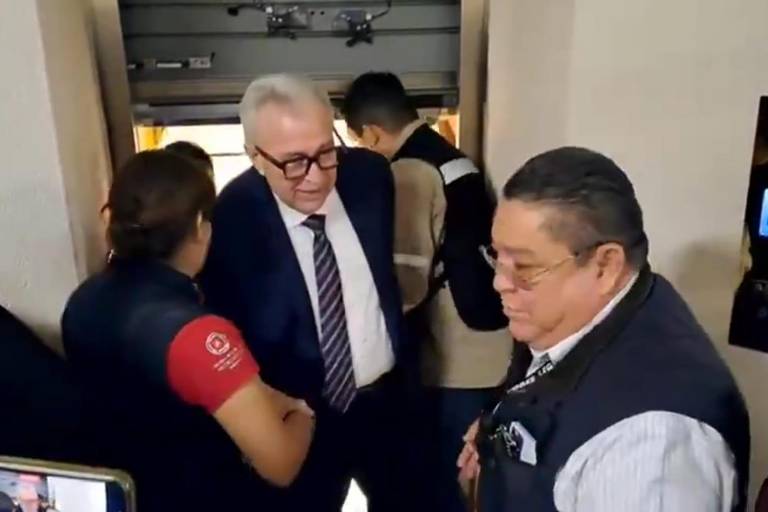 Rocha Moya, Ricardo Monreal y diputados quedaron atrapados en elevador en Ciudad de México