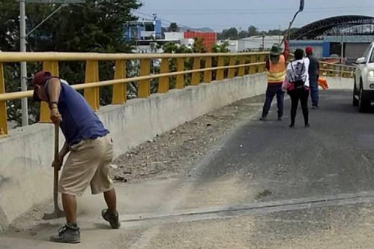Limpia Gobierno municipal el puente vehicular de ‘La Corona’