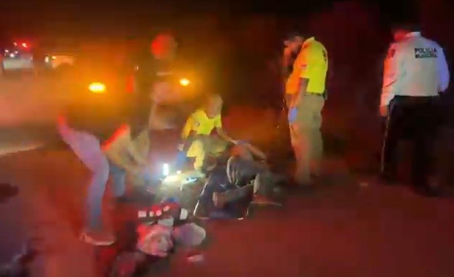 $!Mueren dos jóvenes al chocar en su motocicleta contra un automóvil; el conductor del auto huyó del lugar