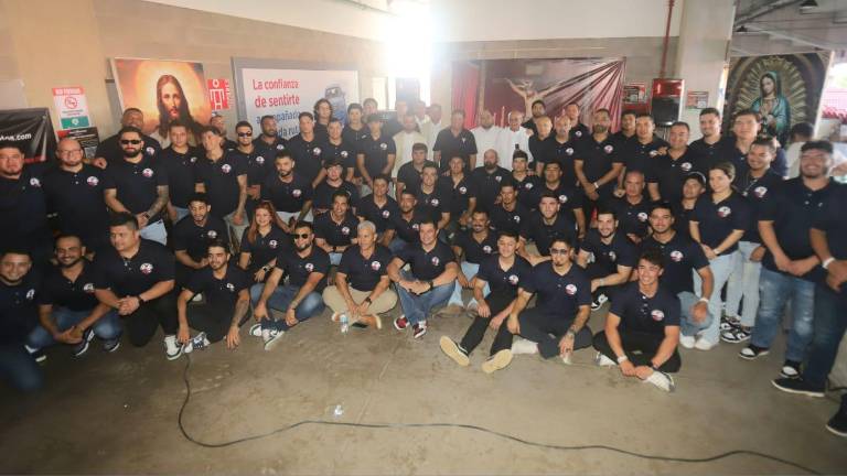 El equipo Venados de Mazatlán pide a Dios por una buena temporada.