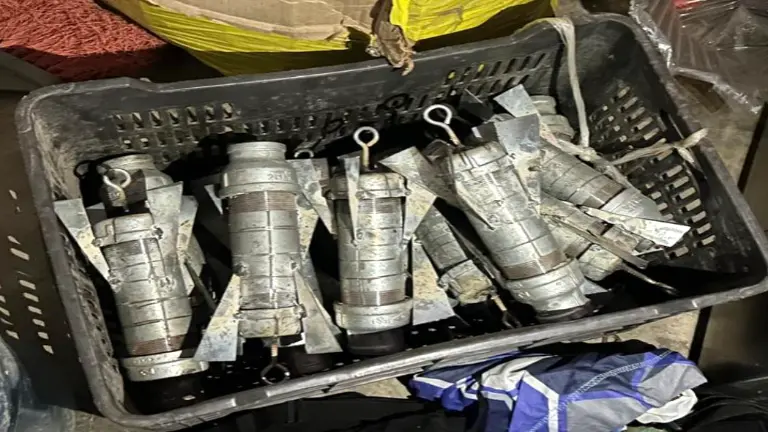 Un arsenal y 70 explosivos fueron asegurados por el Ejército dentro de una vivienda en Escuinapa.