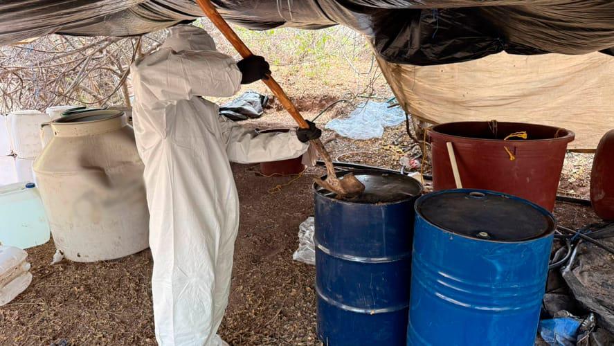 $!Incautan mil 715 litros de sustancias para elaboración de metanfetamina, en Culiacán