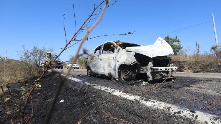 El vehículo se incendió por completo en la carretera libre Mazatlán-Culiacán, antes de llegar al poblado de El Zapote.