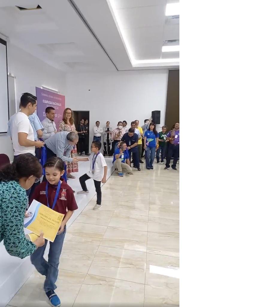 $!Recibe Matías Javier su medalla de oro tras haber ganado la XXIV Olimpiada Nacional de Matemáticas