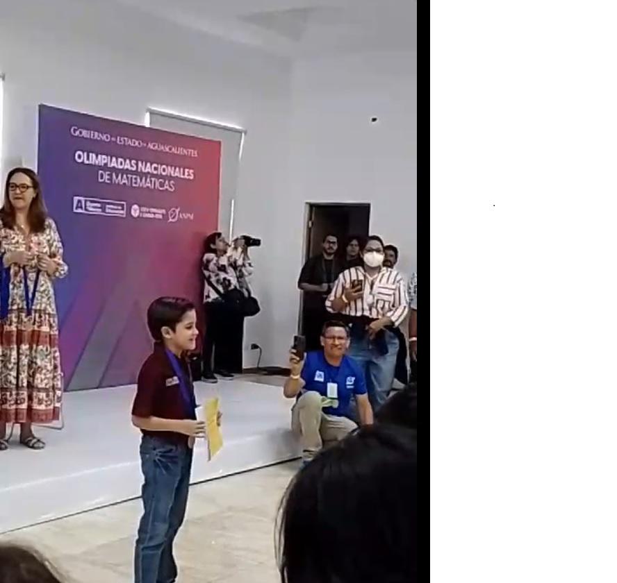 $!Recibe Matías Javier su medalla de oro tras haber ganado la XXIV Olimpiada Nacional de Matemáticas