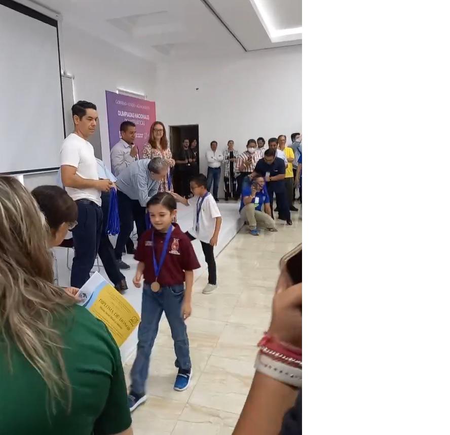 $!Recibe Matías Javier su medalla de oro tras haber ganado la XXIV Olimpiada Nacional de Matemáticas