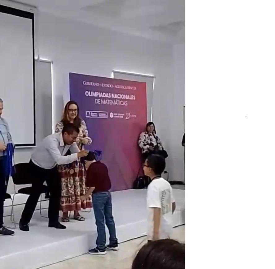 $!Recibe Matías Javier su medalla de oro tras haber ganado la XXIV Olimpiada Nacional de Matemáticas