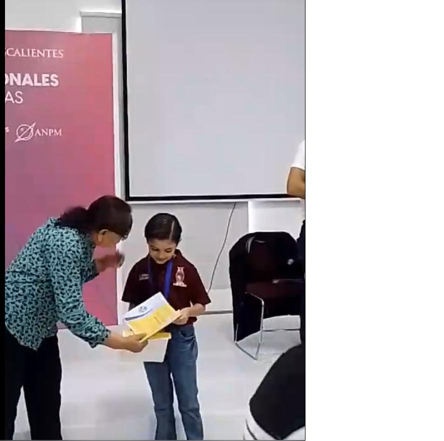 $!Recibe Matías Javier su medalla de oro tras haber ganado la XXIV Olimpiada Nacional de Matemáticas