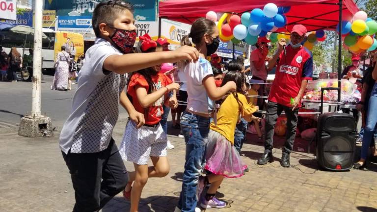 Los niños festejan su día a un costado del Mercado Garmendia, en el Centro de Culiacán.