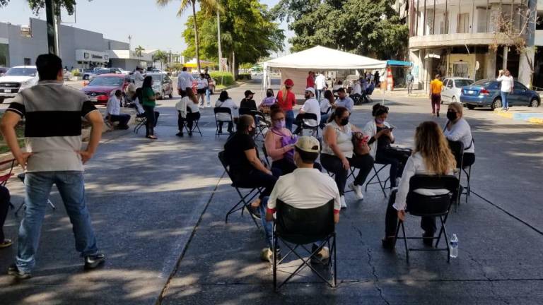 Trabajadores del Icatsin mantienen bloqueo de la Avenida Insurgentes en Culiacán; piden cese de Frías Castro