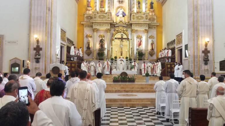 Celebra Iglesia Católica la Misa Crismal en Culiacán