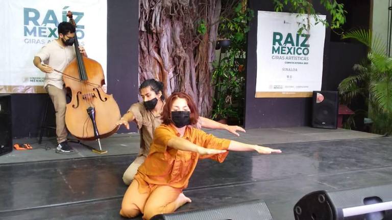 Propuesta de danza “Edificación del sosiego”, de Miguel Eduardo Pérez González, y que consistió en movimientos del cuerpo combinados con un chelo en vivo.